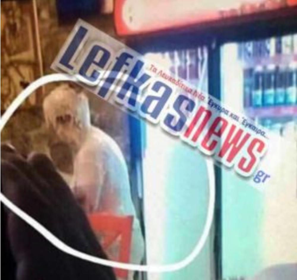 eforiakos «Λουσμένοι» με κρέπα εφοριακοί – Η εικόνα που έγινε viral