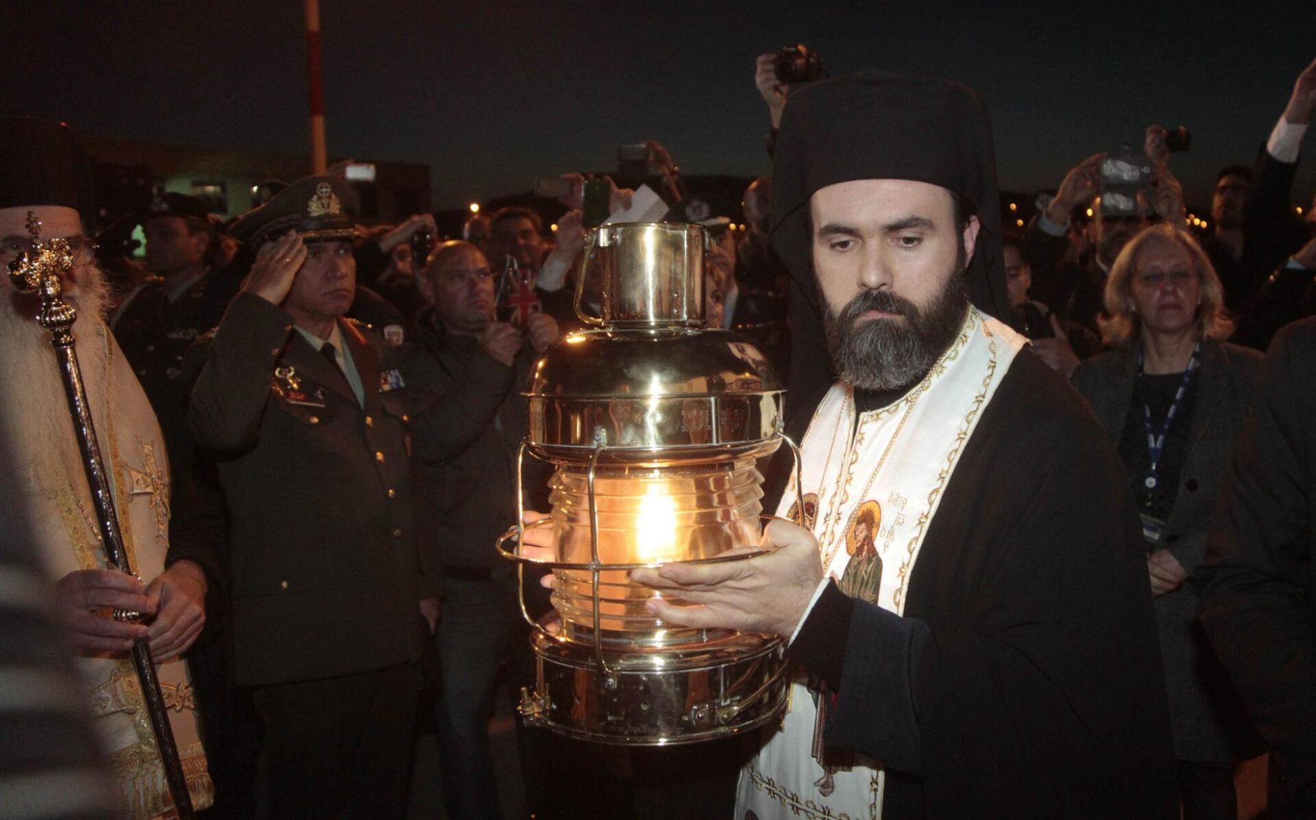 Για νίκη της ελπίδας και της αισιοδοξίας έκανε λόγο ο ΥΦΥΠΕΞ κατά την παραλαβή του Αγίου Φωτός