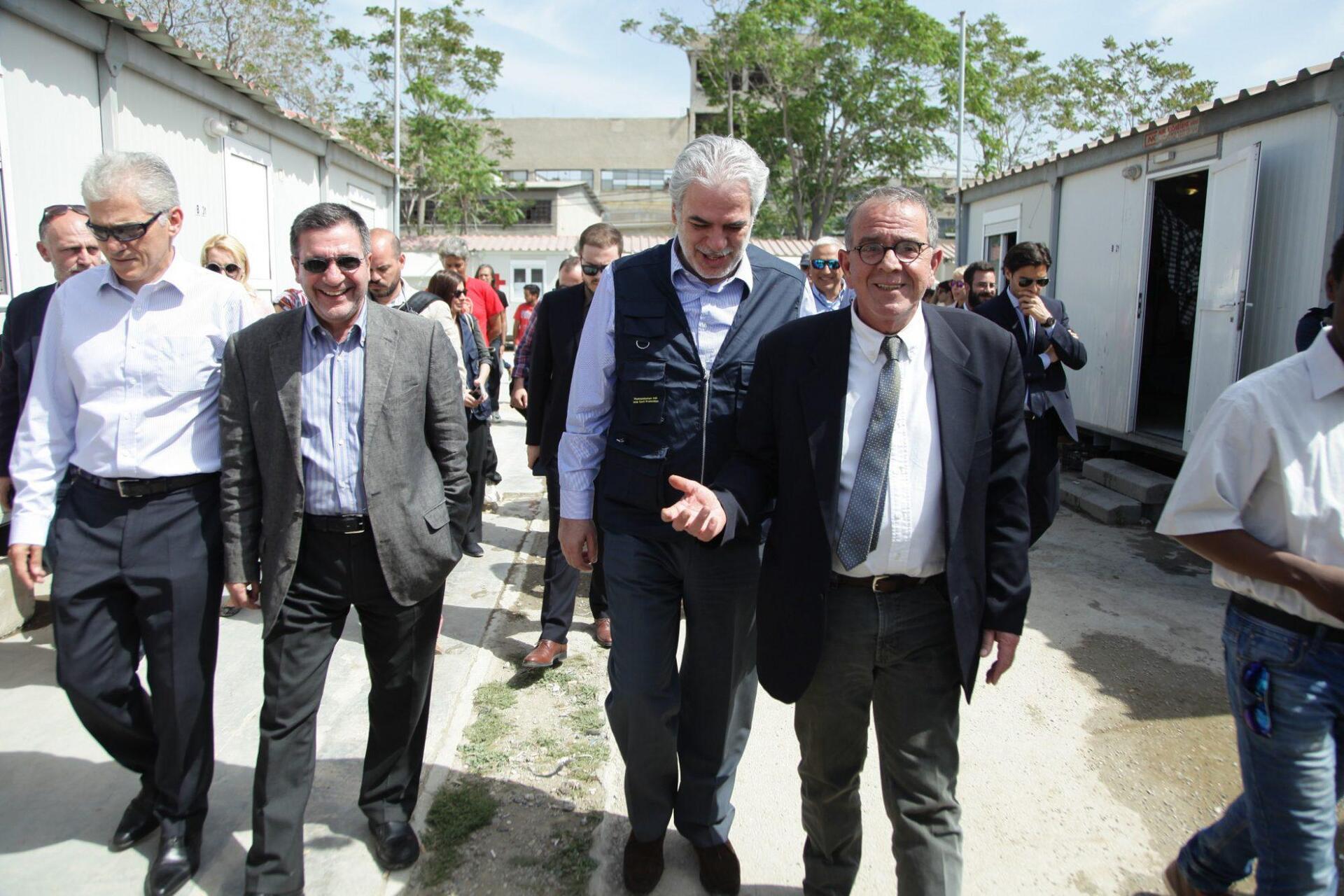 Persona non grata ο Μουζάλας για τους πρόσφυγες στη Μόρια – Τον υποδέχτηκαν με …μπουκάλι