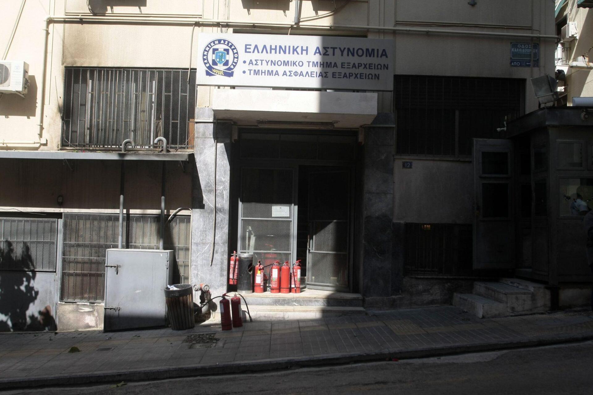 Καρέ-καρέ η επίθεση αναρχικών στο ΑΤ Εξαρχείων – Δείτε το βίντεο