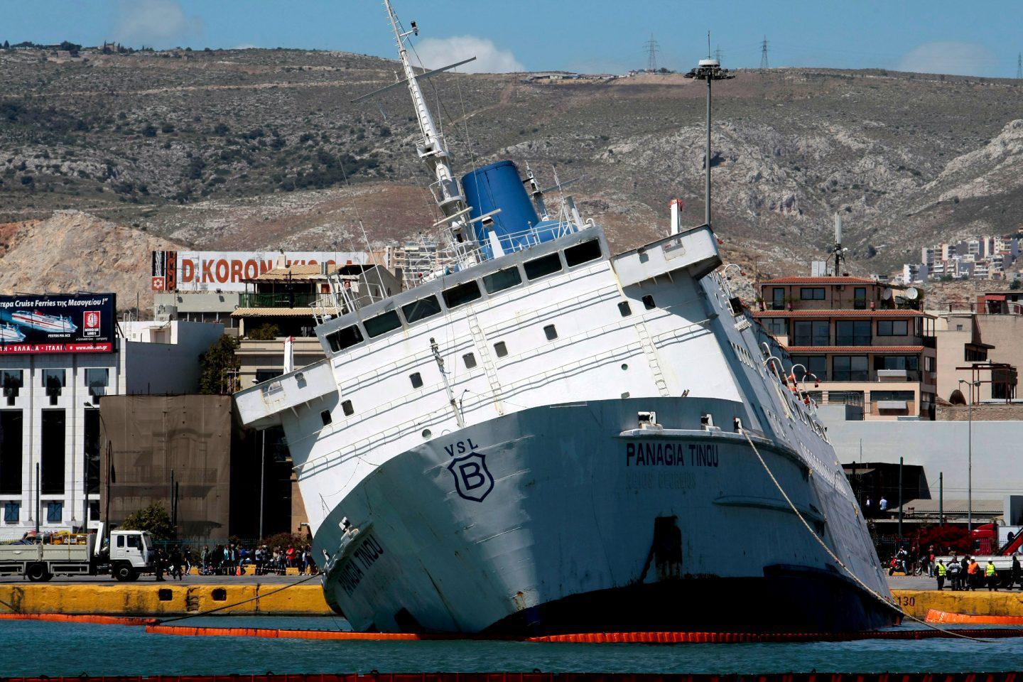 Με ρυμουλκά και δύτες επανέρχεται στην επιφάνεια το «Παναγία Τήνου»