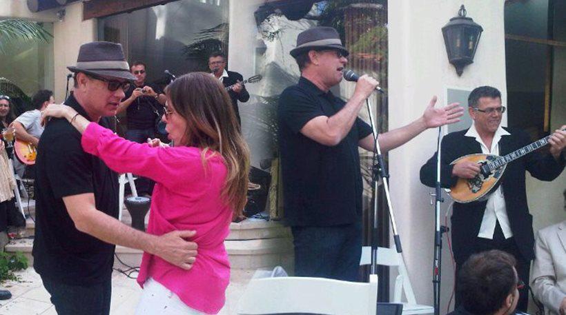 Στην περιφορά του Επιταφίου της εκκλησίας της Αγίας Σοφίας στο Λος Άντζελες ο Tom Hanks Στην περιφορά του Επιταφίου της εκκλησίας της Αγίας Σοφίας στο Λος Άντζελες ο Tom Hanks