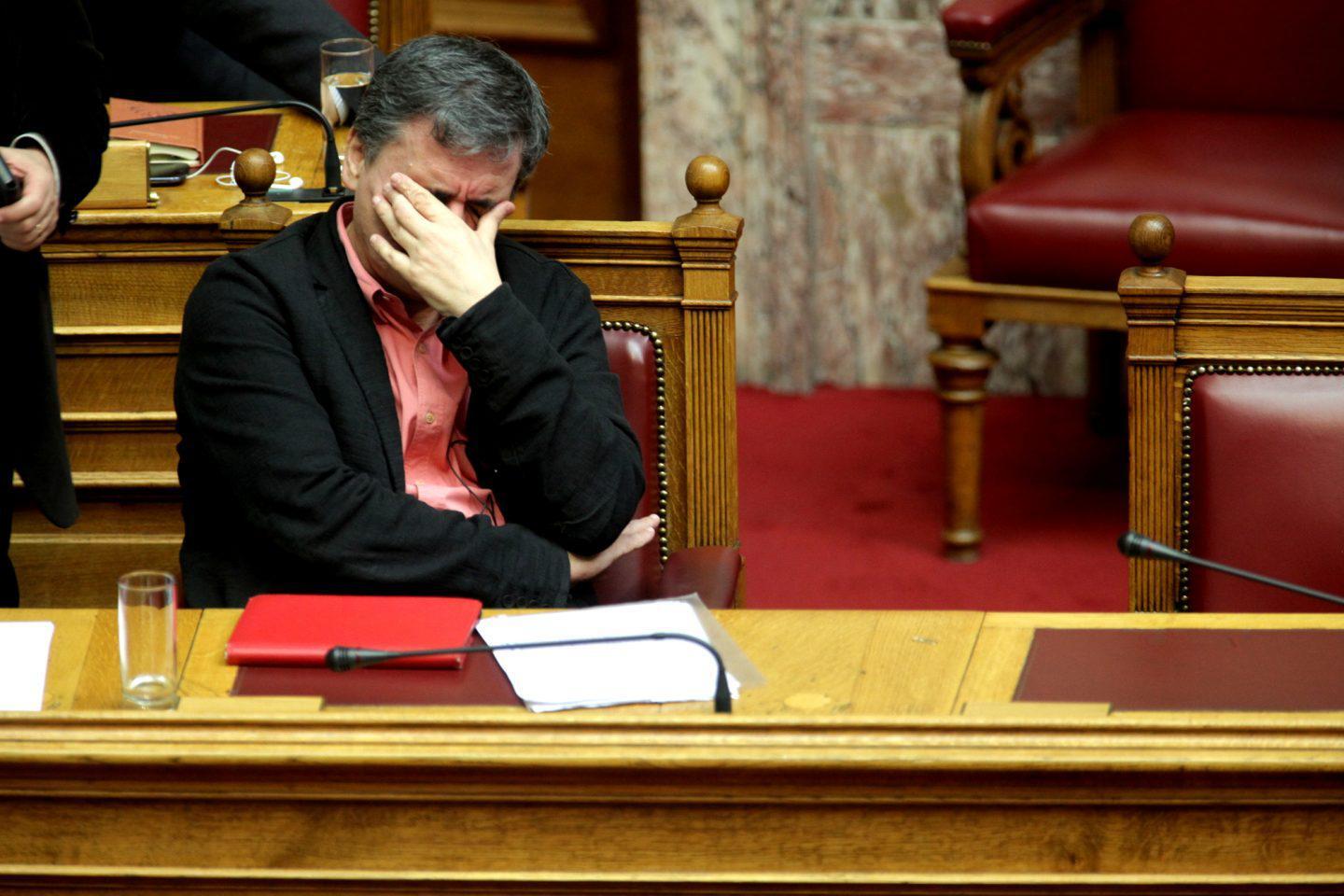 Οι δανειστές φεύγουν και μας αφήνουν να κάνουμε Πάσχα χωρίς λεφτά...