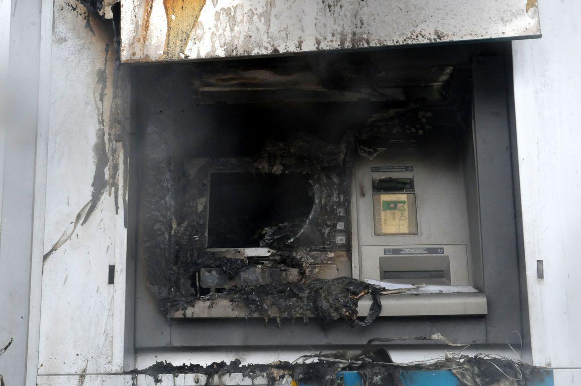 Κατέστρεψαν με μολότοφ ΑΤΜ στην οδό Στουρνάρη