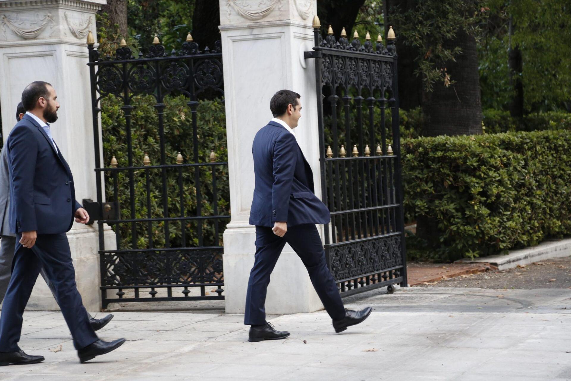 Ο Τσίπρας ενημέρωσε τους πολιτικούς αρχηγούς και οδεύει για Προεδρικό Μέγαρο