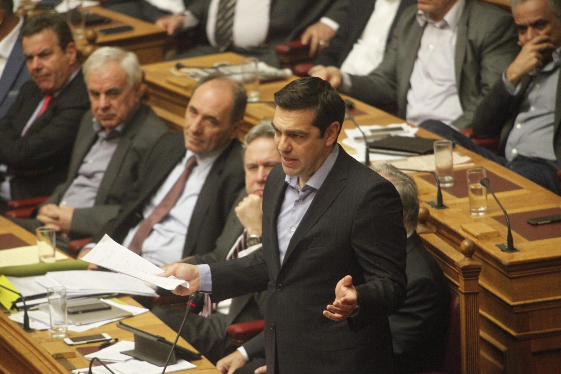 Με ένα …νόμο θα περάσουν «κόφτης», «κόκκινα» δάνεια και έμμεσοι φόροι