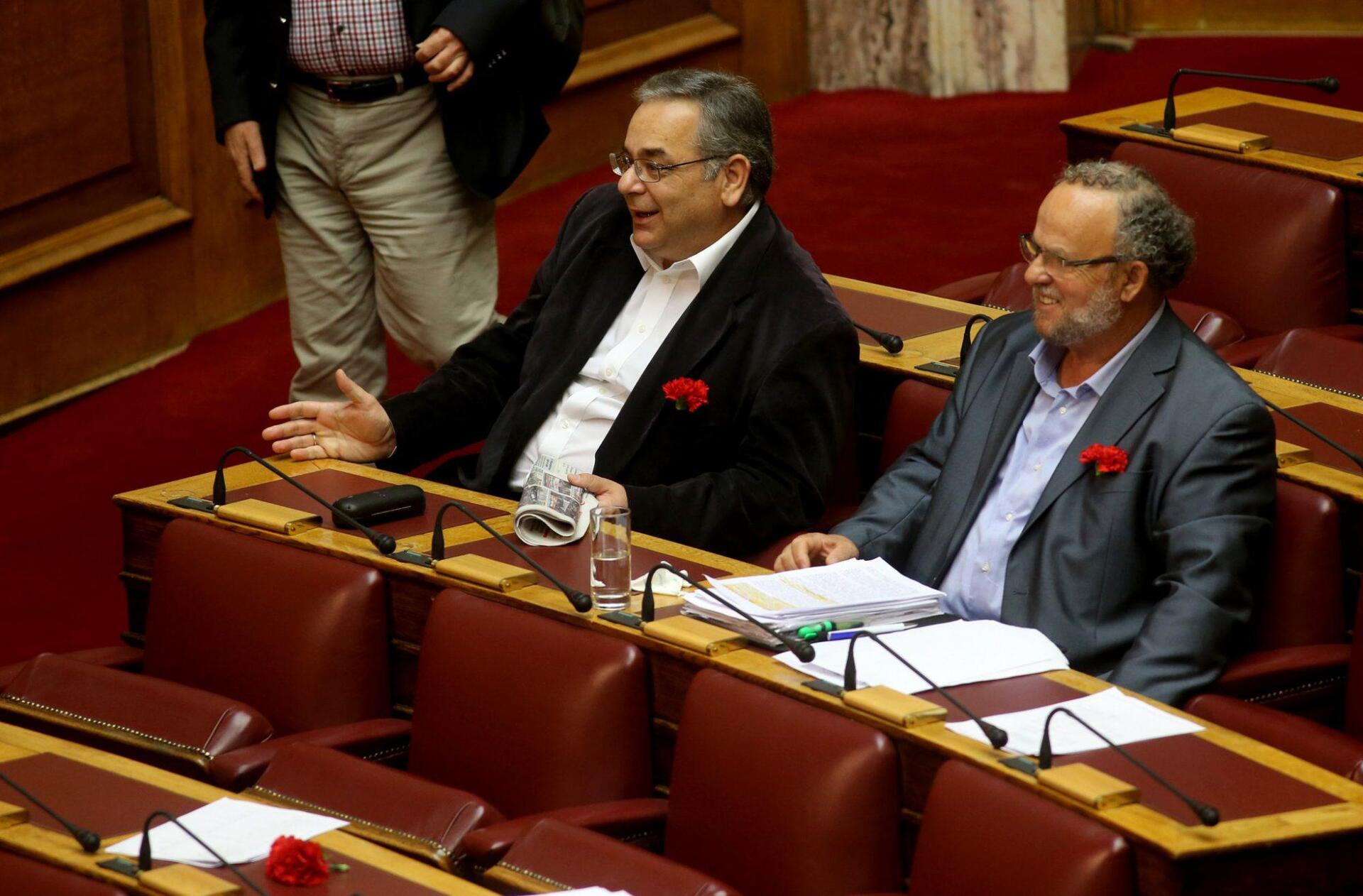Βουλή: Με κόκκινα γαρύφαλλα στο πέτο οι βουλευτές του ΚΚΕ