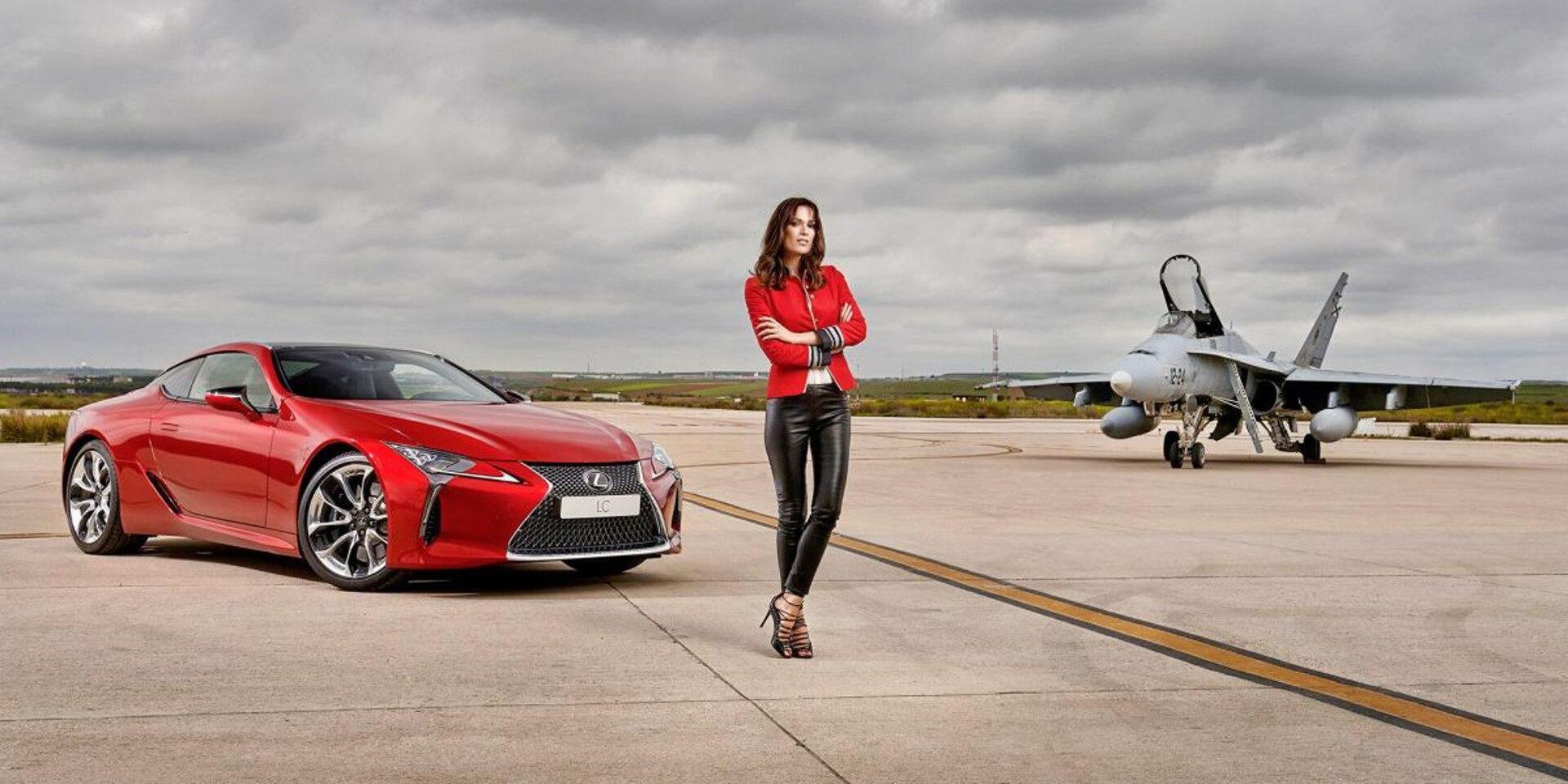 Σέξι καλλονή, απέναντι σε supercar της Lexus και μαχητικά F18 [βίντεο]