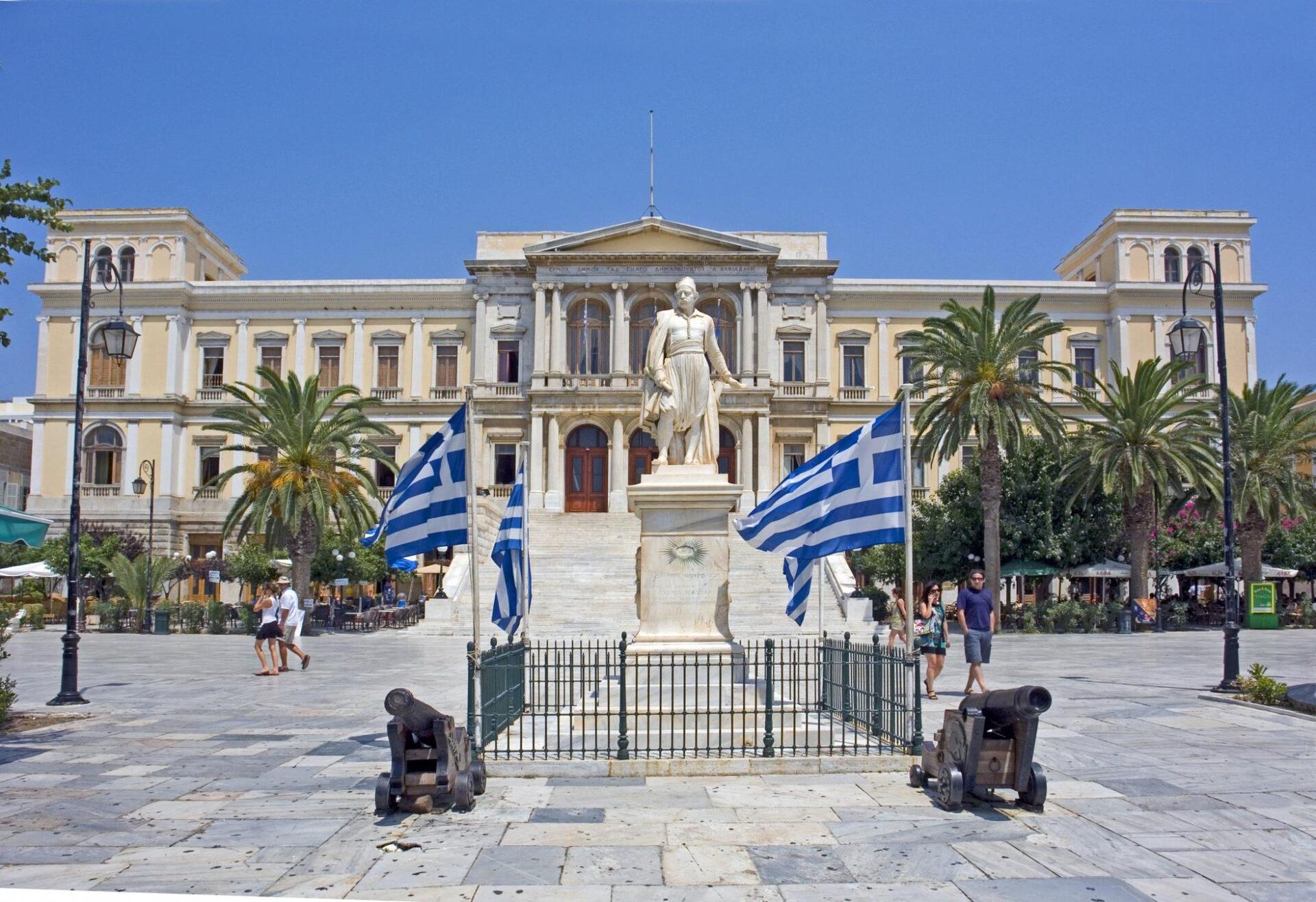 Η Σύρος στην κορυφή των προτεινόμενων νησιών για τις διακοπές των Ιταλών το φθινόπωρο