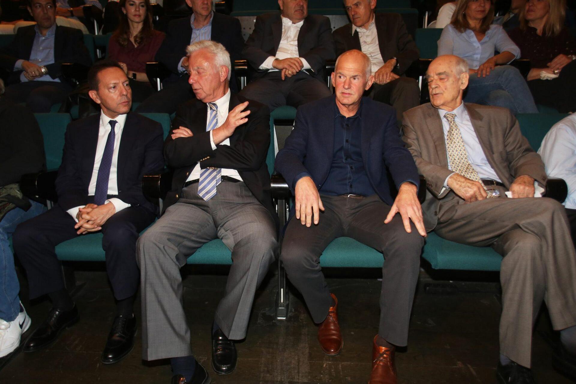 Στουρνάρας, Παπανδρέου και Χαρδούβελης στην εκδήλωση για το βιβλίο του Παπακωνσταντίνου