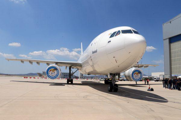 Αεροπλάνο στο 1ο Plane Pull , Παρασκευή 27 Μαΐου 2016. Το 1ο Plane Pull πραγματοποιήθηκε στο αεροδρόμιο Ελευθέριος Βενιζέλος για την υποστήριξη των δράσεων του Οργανισμού «Το Χαμόγελο του Παιδιού» στον Τομέα της Υγείας. Στόχος η οικονομική ενίσχυση των δράσεων που υλοποιεί «Το Χαμόγελο του Παιδιού» για την υποστήριξη παιδιών που αντιμετωπίζουν προβλήματα Υγείας στην Ελλάδα. ΑΠΕ-ΜΠΕ / ΑΠΕ-ΜΠΕ / ΠΑΝΤΑΛΗΣ ΣΑΙΤΑΣ