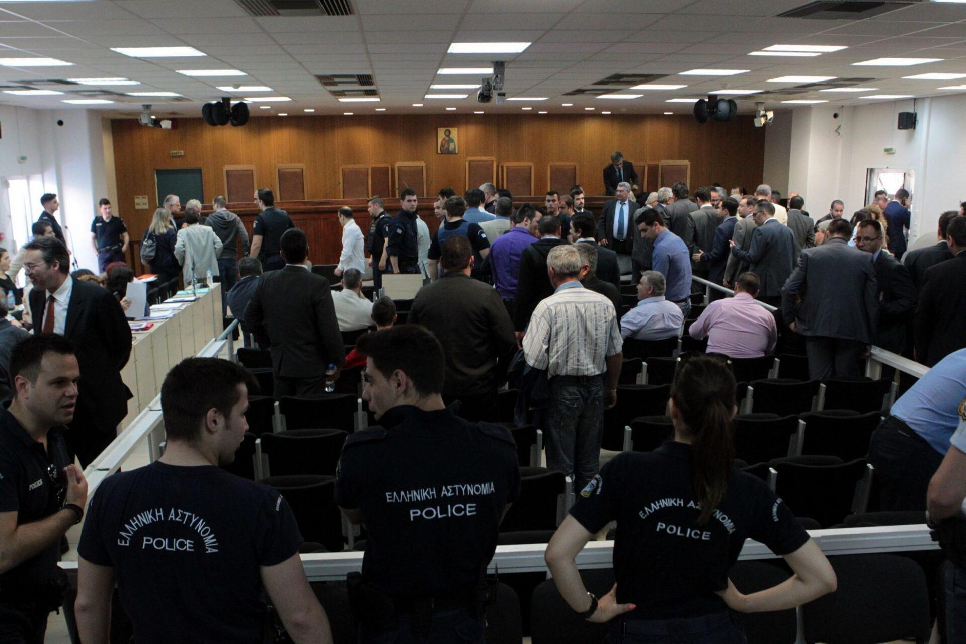«Είμαστε της Χρυσής Αυγής, είμαστε δικοί σας αλλά μην το πείτε πουθενά»