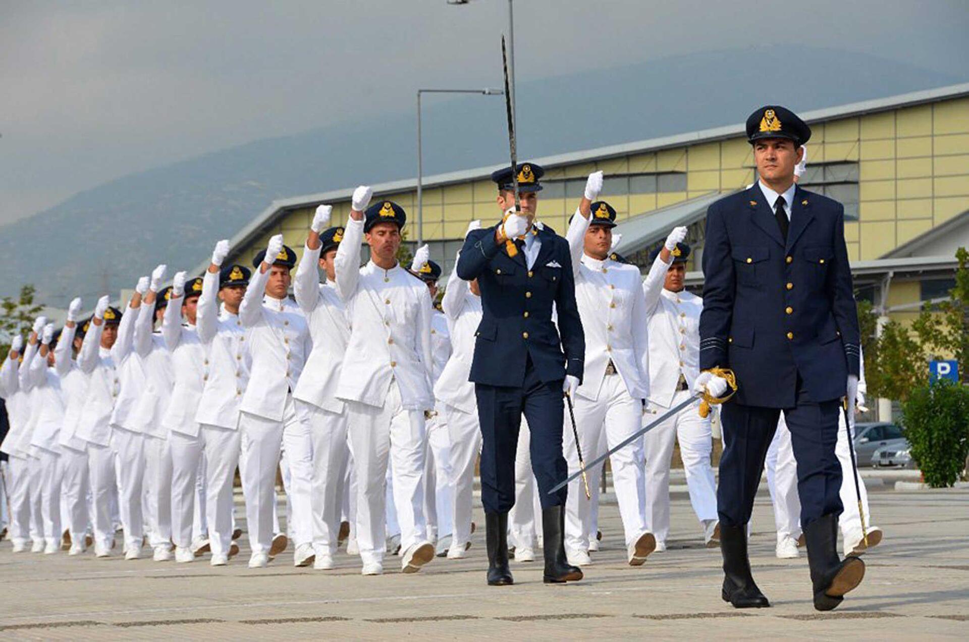 Αναστέλλονται για δύο χρόνια οι αυξήσεις στα ειδικά μισθολόγια