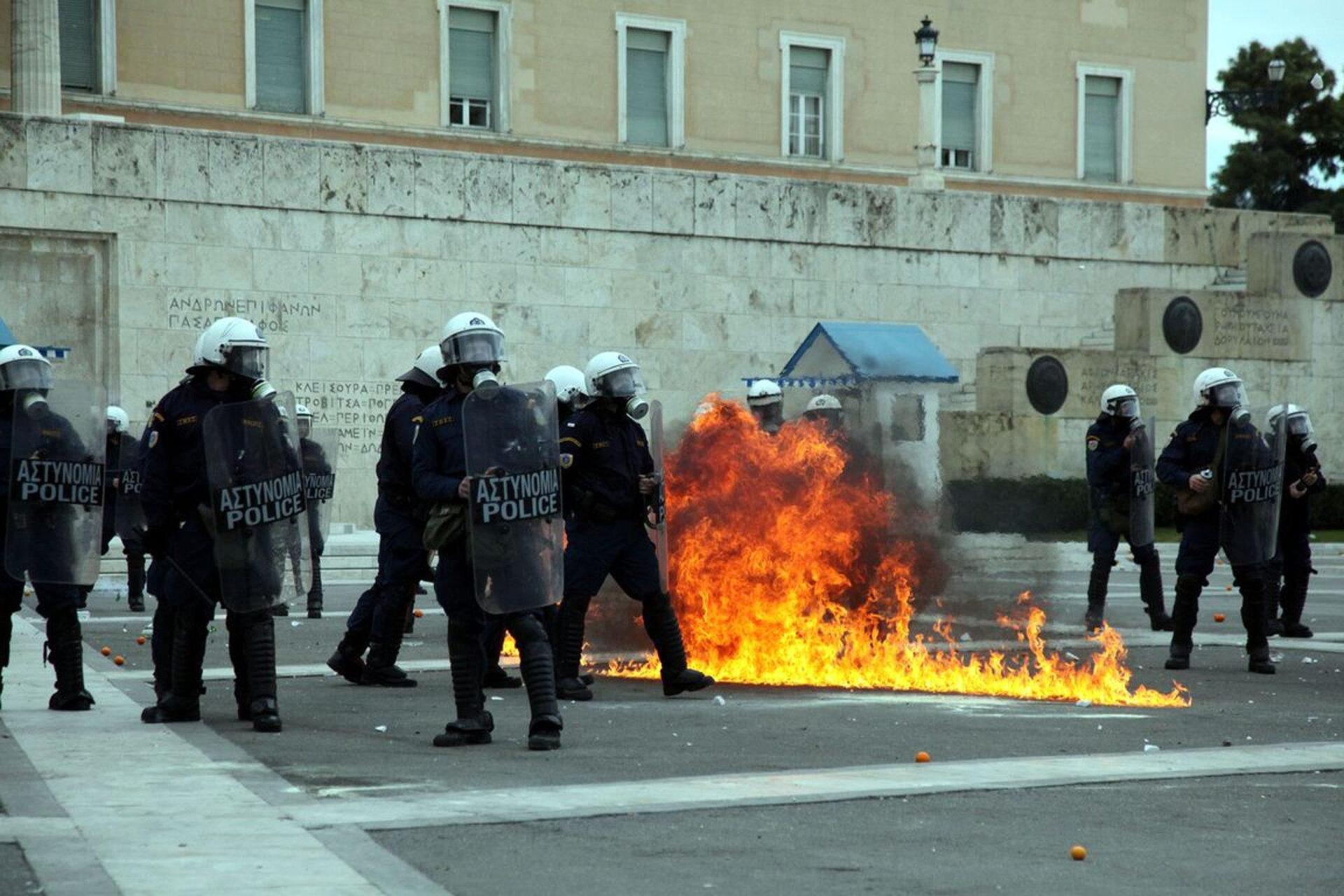 Κουκουλοφόρος “αποκαλύπτεται” στα ΜΑΤ