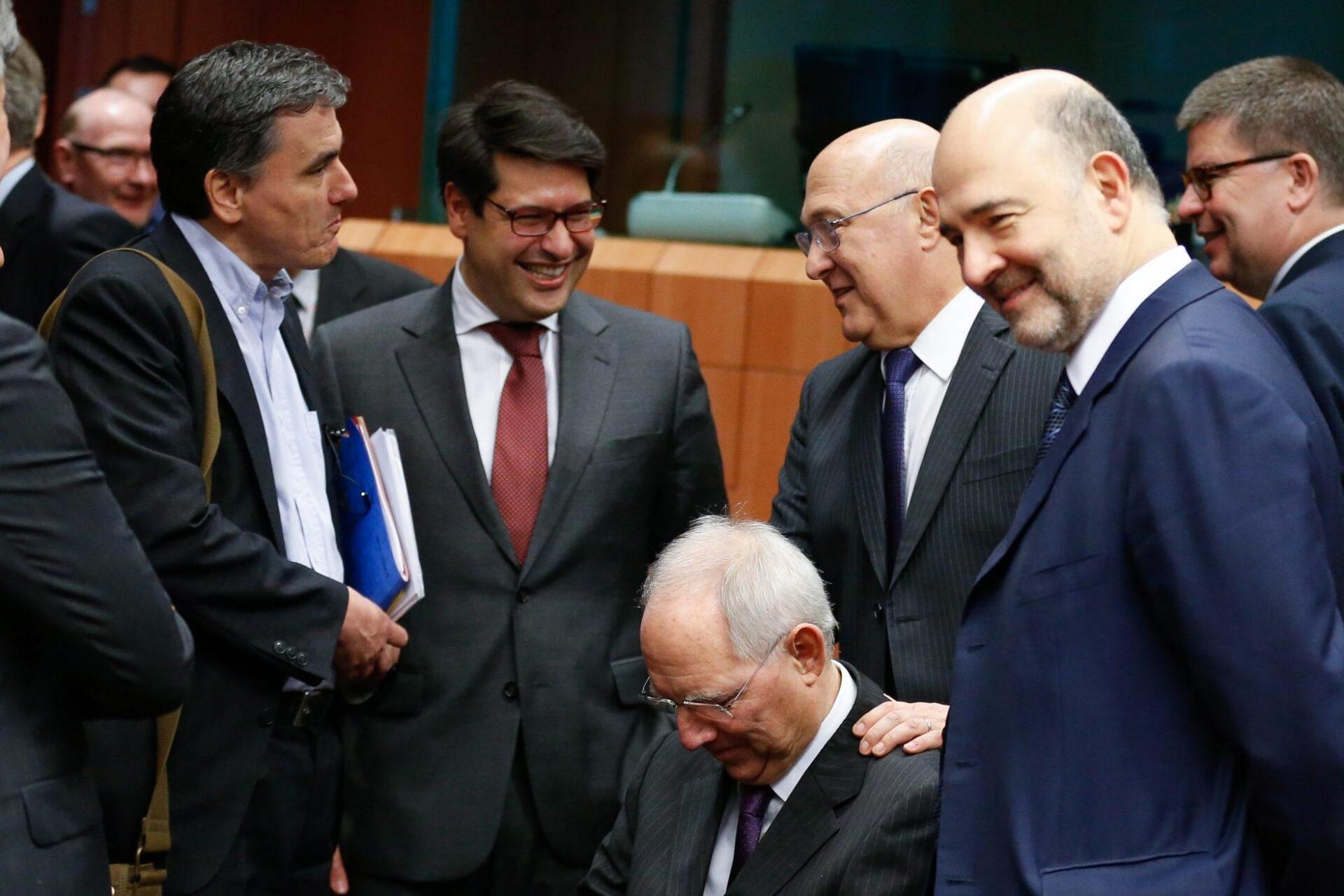 WSJ: Δυσκολεύουν τις διαπραγματεύσεις οι αποκλίσεις στην πρόβλεψη για το ελληνικό χρέος