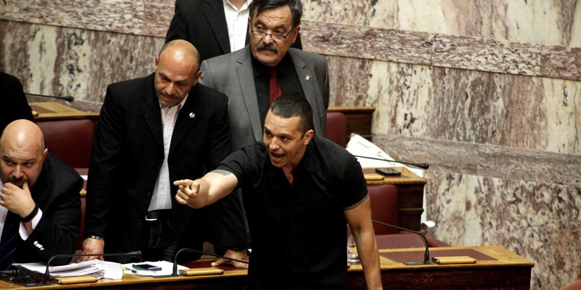 Χάος στην Βουλή με Κασιδιάρη-Μπαλαούρα: -Καραγκιόζη – Δεν φοβηθήκαμε τανκς