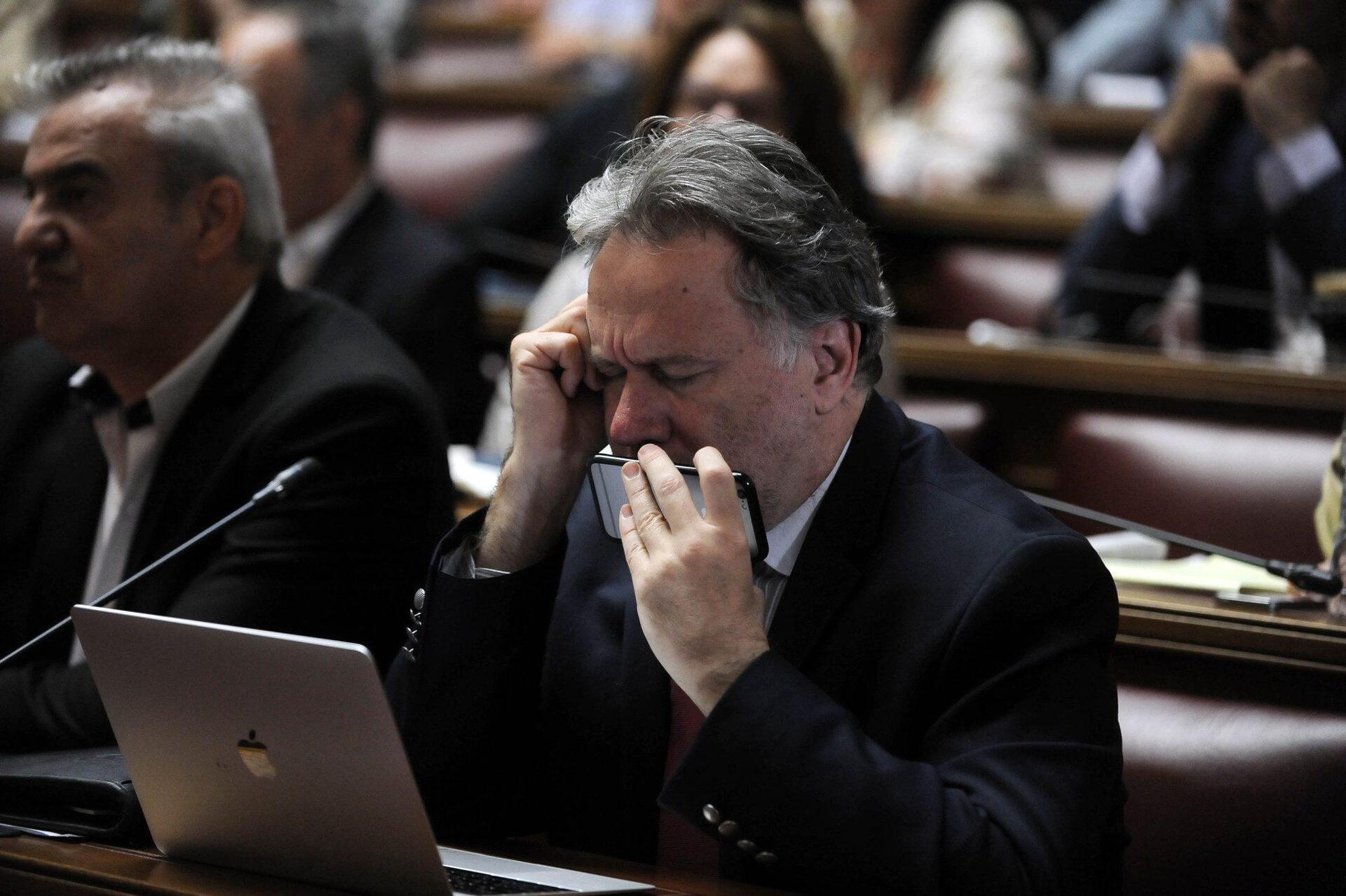 Κατρούγκαλος: Δεν θα υπάρχει “κόφτης” σε μισθούς και συντάξεις