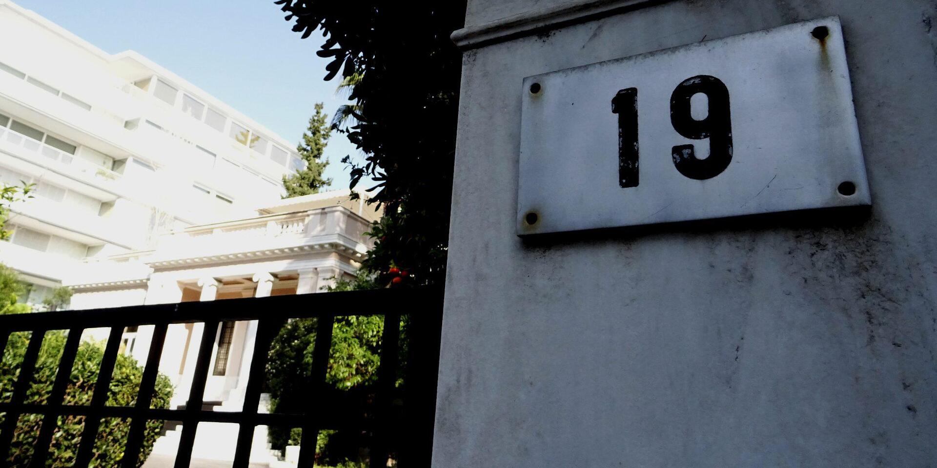 Τρέχουν να καλύψουν τις τρύπες εν όψει του Eurogroup