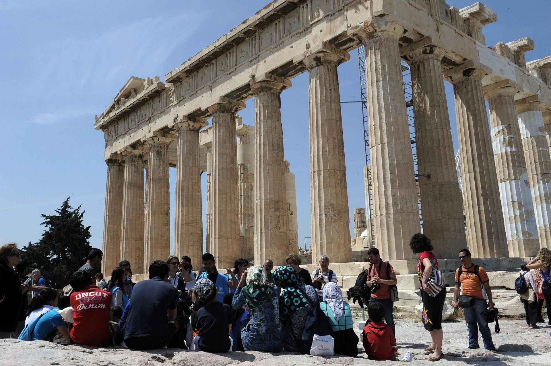 Ο Μπαλτάς πήγε στην Ακρόπολη περίπου 100 πρόσφυγες