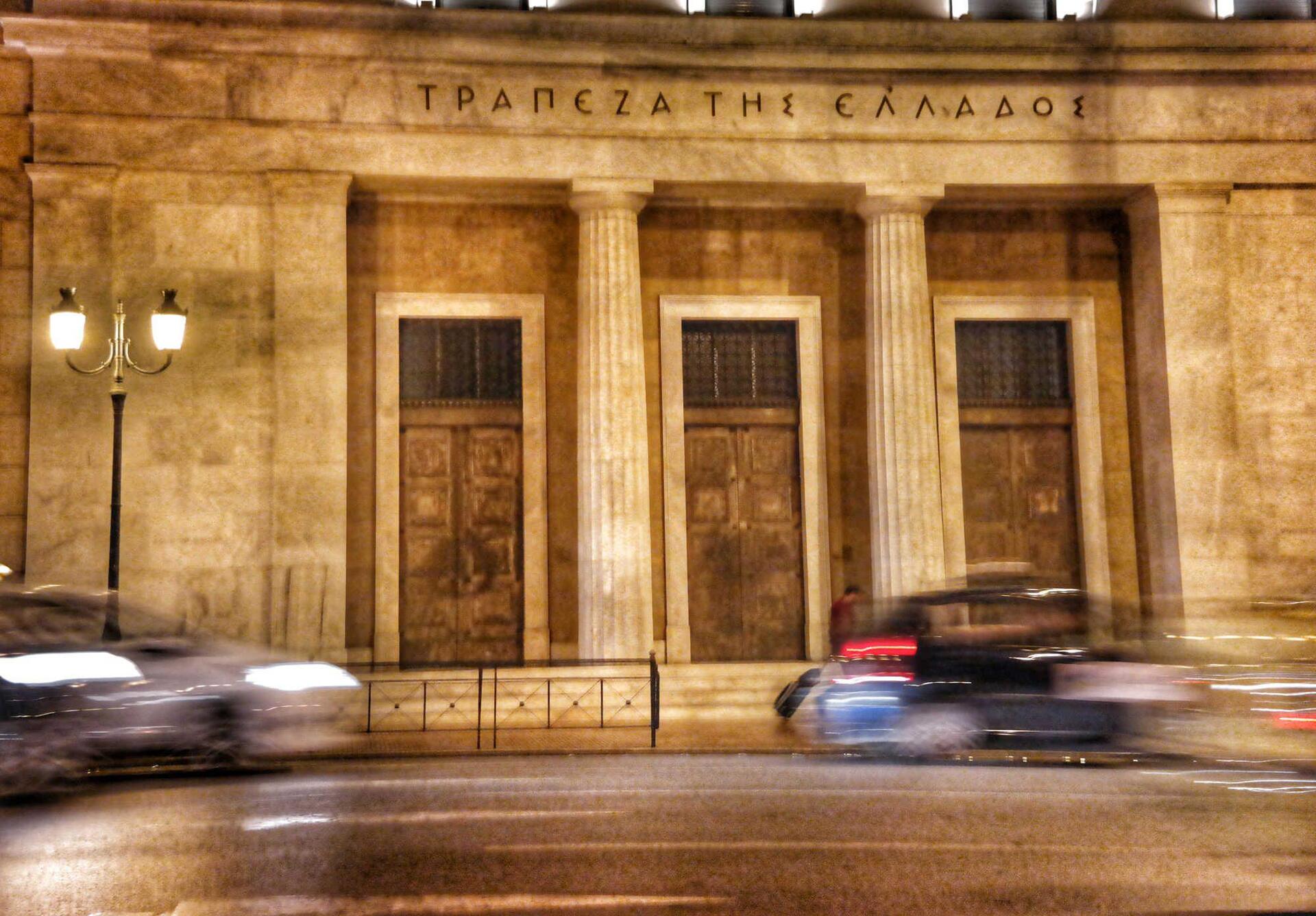 Ύποπτες χορηγήσεις δανείων σε υπερχρεωμένες εταιρίες
