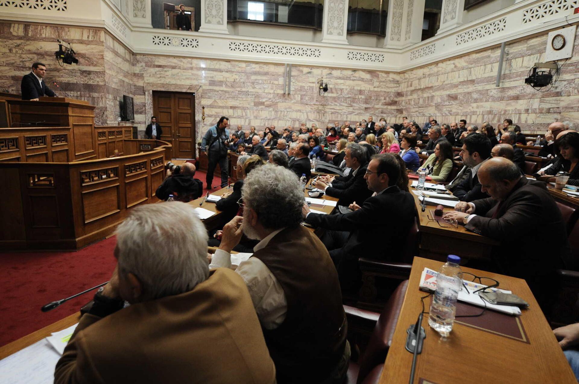 Μπαράζ προκλήσεων από τους ΣΥΡΙΖΑίους βουλευτές