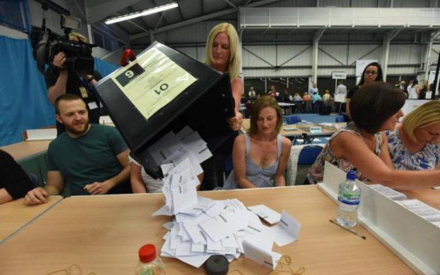 101531871_Dated_23-06-2016__BRITAIN_DECIDES__The_first_EU_Referendum_ballot_boxes_arrive_in_Sunderla-large_trans++plGOf-dgG3z4gg9owgQTXMu4V_jKO0P7usPuJXLxi3s