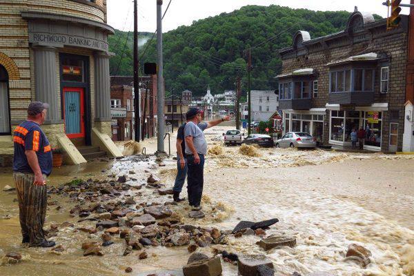 160623-rosewood-wv-flood_de5744083cc7e0b5630bbeae365fc77a.nbcnews-fp-1200-800