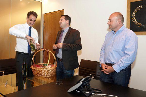 (Ξένη Δημοσίευση) Ο πρόεδρος της Νέας Δημοκρατίας Κυριάκος Μητσοτάκης (Α) ενημερώνεται για τα προϊόντα κατά τη διάρκεια της βράβευσης των νέων αγροτών Θοδωρή και Γιώργου Βασιλόπουλου, οι οποίοι πρώτευσαν σε πανευρωπαϊκό διαγωνισμό που διοργάνωσε το Ευρωπαϊκό Λαϊκό Κόμμα (Ε.Λ.Κ.), Παρασκευή 17 Ιουνίου 2016. Οι κ. Θοδωρής και Γιώργος Βασιλόπουλος, που βραβεύτηκαν σήμερα από τον Πρόεδρο της Νέας Δημοκρατίας κ. Κυριάκο Μητσοτάκη, αρίστευσαν στο συγκεκριμένο διαγωνισμό του Ε.Λ.Κ. συναγωνιζόμενοι με 200 υποψηφίους από 17 χώρες της Ευρωπαϊκής Ένωσης. ΑΠΕ-ΜΠΕ/ΓΡΑΦΕΙΟ ΤΥΠΟΥ ΝΔ/STR