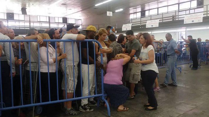 Θεσσαλονίκη: Ουρές και ένταση σε διανομή τροφίμων