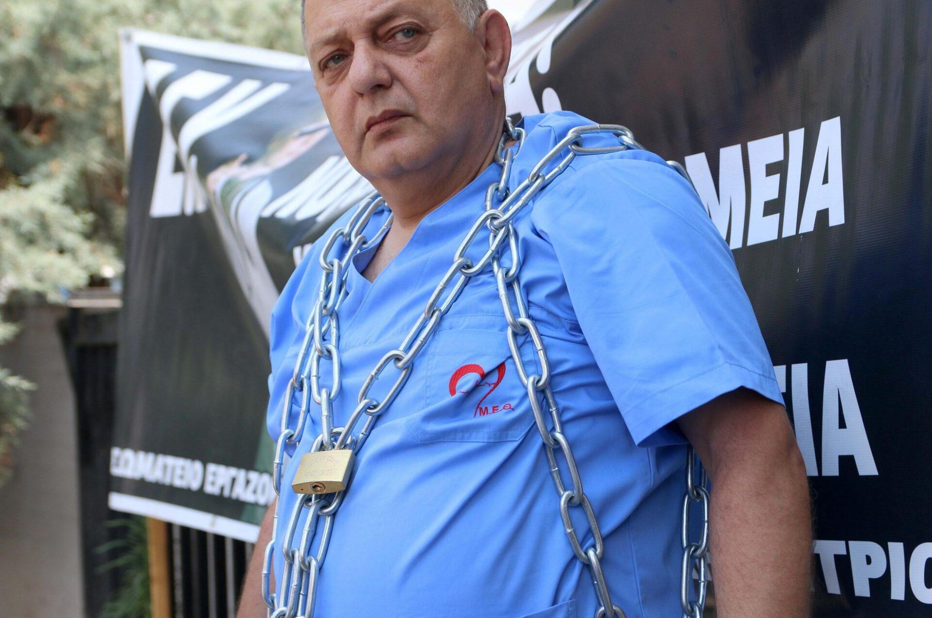 Αλυσοδέθηκε έξω από το Ιπποκράτειο Νοσοκομείο Θεσσαλονίκης [Βίντεο]