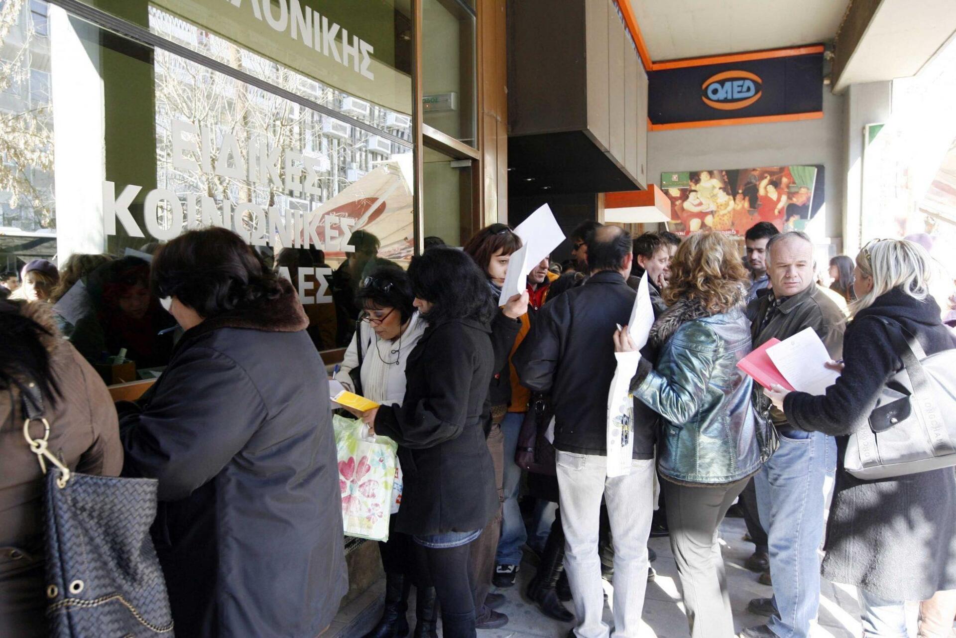 Ξεκινούν προγράμματα κοινωφελούς εργασίας σε δήμους για 23.000 ανέργους