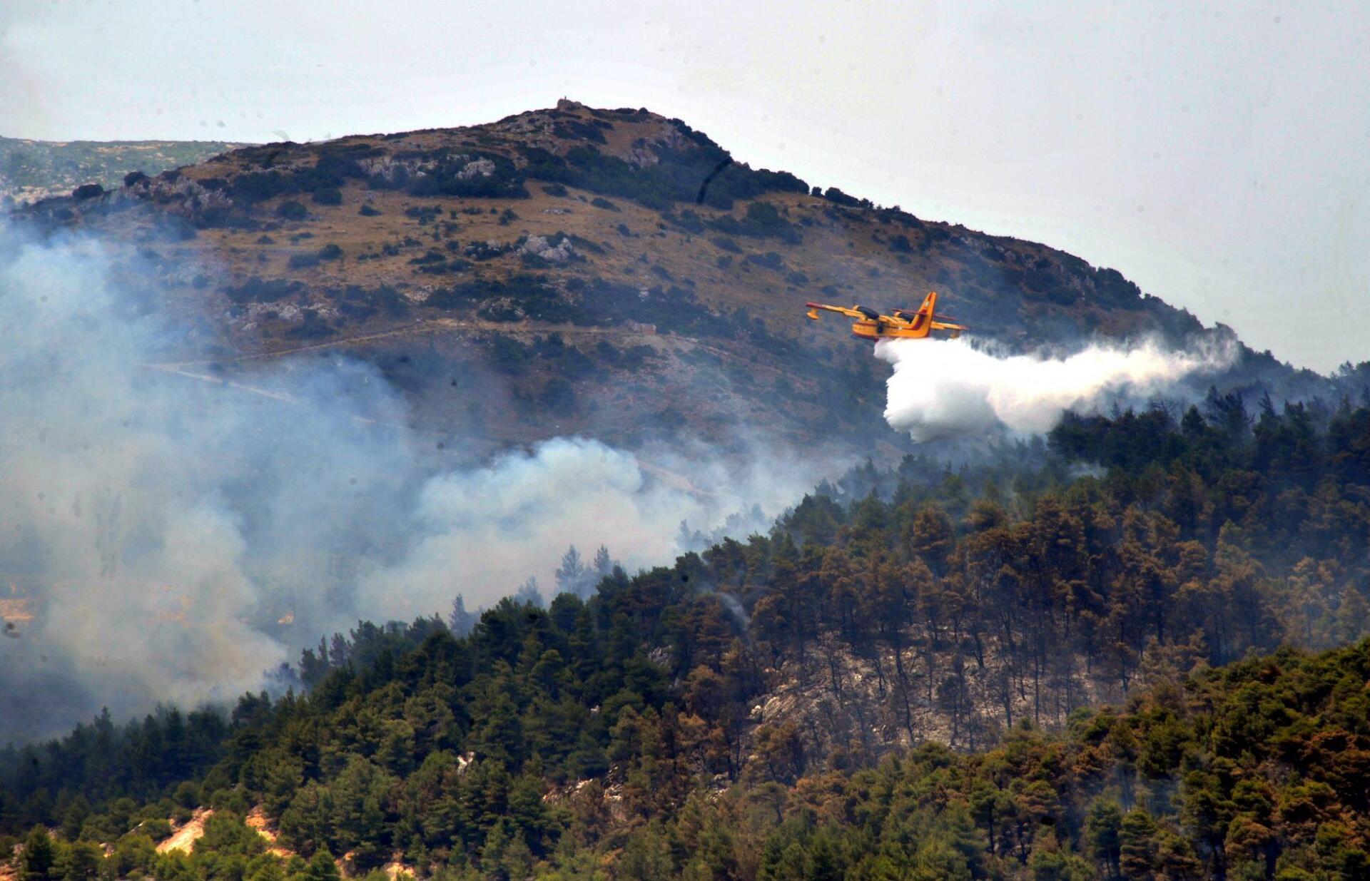 Υπό μερικό έλεγχο η φωτιά στα Δερβενοχώρια – Σύμμαχος η χθεσινή βροχή