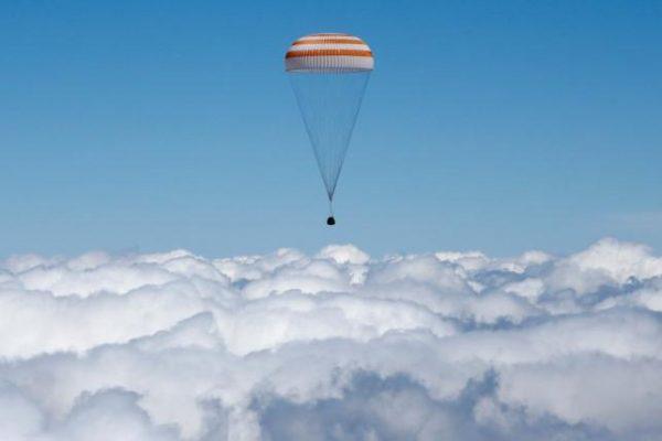 A Soyuz TMA-19M spacecraft capsule carrying International Space Station (ISS) crew members, Timothy Peake of Britain, Yuri Malenchenko of Russia and Timothy Kopra of the U.S., descends beneath a parachute near the town of Dzhezkazgan (Zhezkazgan), Kazakhstan, June 18, 2016.REUTERS/Shamil Zhumatov