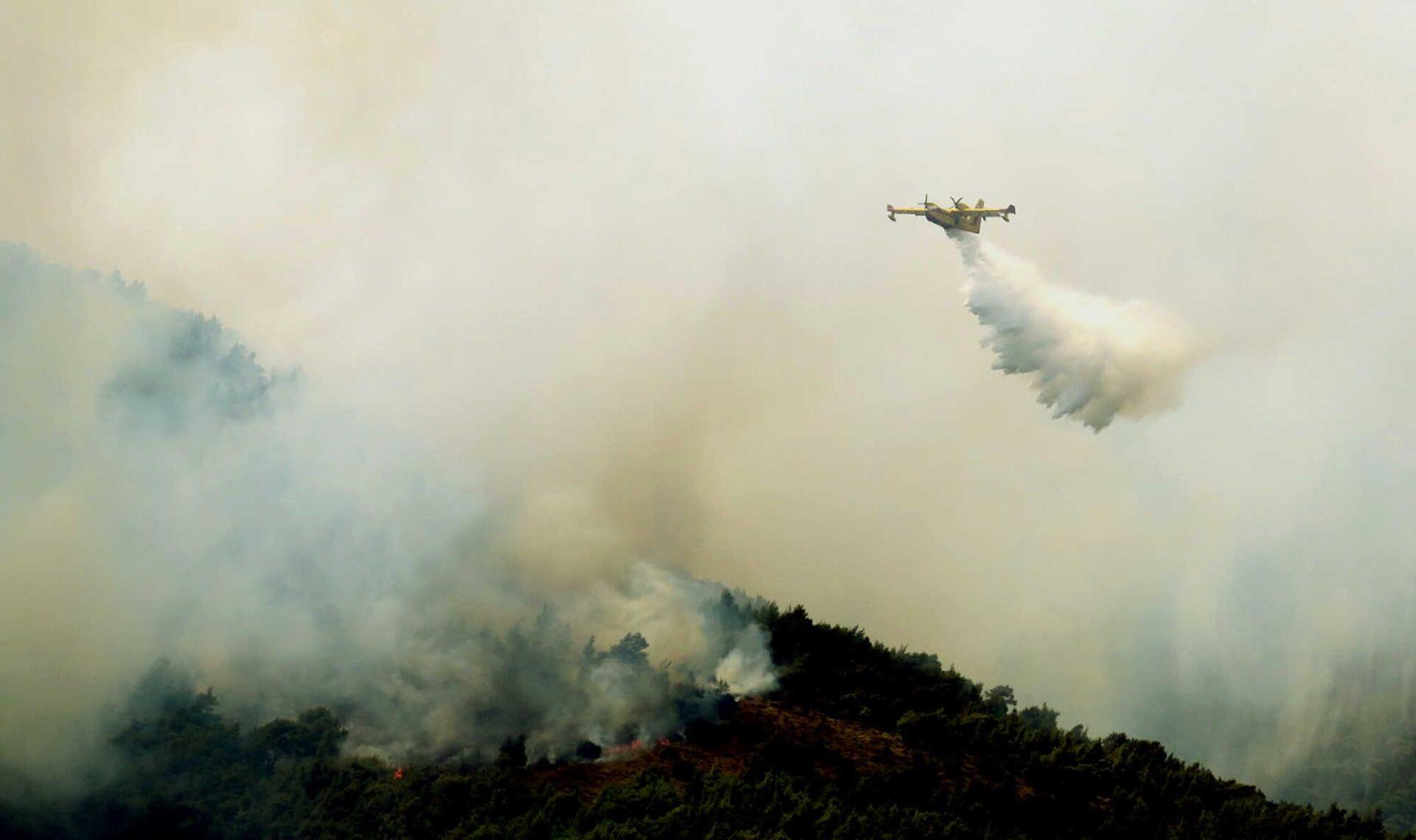 Σε δύο μέτωπα μαίνεται η πυρκαγιά στα Δερβενοχώρια [εικόνες]