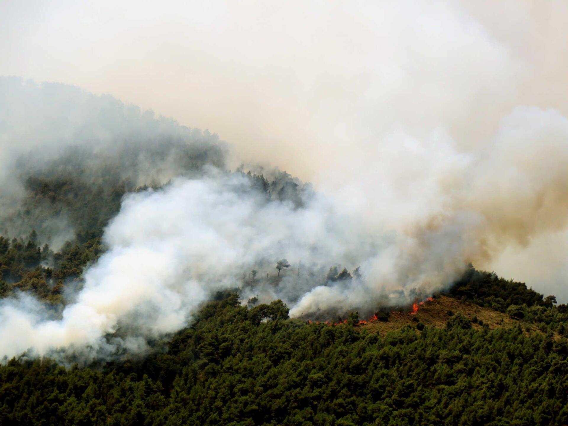 Μαίνονται τα πύρινα μέτωπα σε Άνδρο και Σάμο
