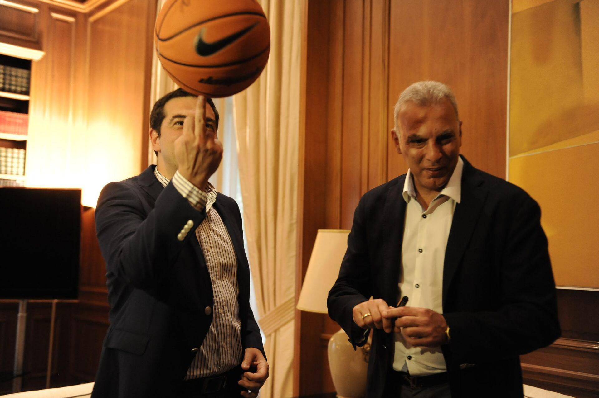 Γιατί τα κόλπα του Τσίπρα με την μπάλα του μπάσκετ δίπλα στον Γκάλη έγιναν viral; [εικόνες]
