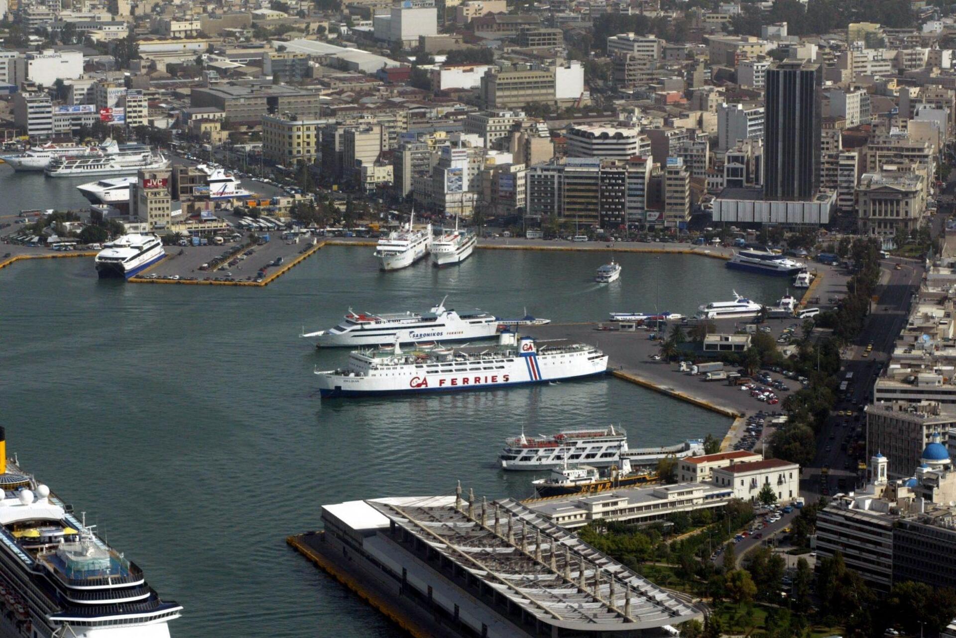 Αυτοκίνητο έπεσε στο λιμάνι του Πειραιά
