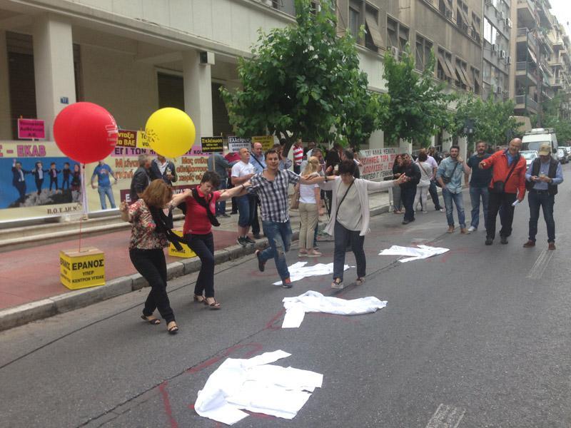 Στους δρόμους δάσκαλοι, γιατροί και λιμενεργάτες