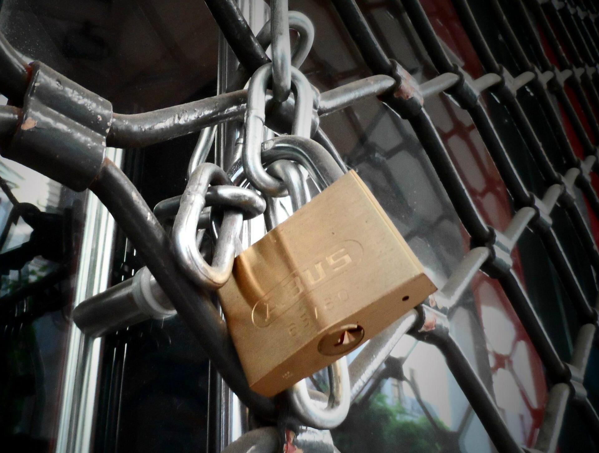 Στο κόκκινο η οικονομία με 18.000 επιχειρήσεις να βάζουν λουκέτο