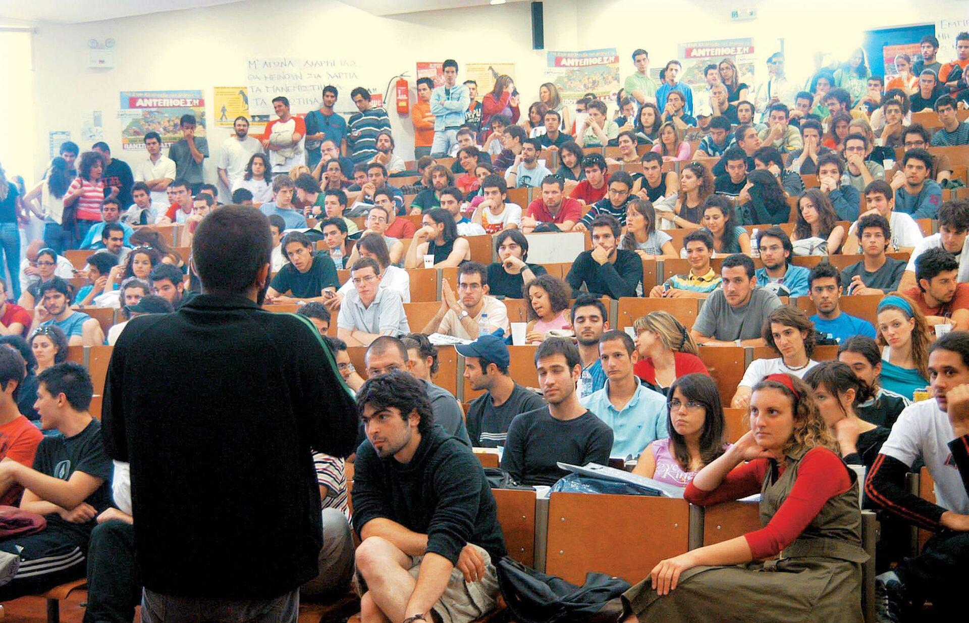 Σάλος με ρύθμιση του υπουργείου Παιδείας που κάνει καθηγητές ΑΕΙ 2000 υπαλλήλους