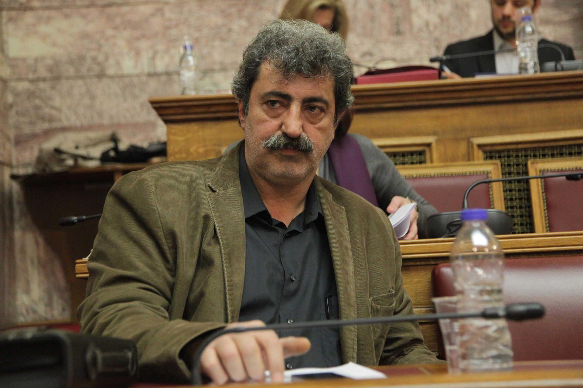 Πόλακης κατά ΠΟΕΔΗΝ: Σκηνοθετεί ταινίες με πρωταγωνίστριες κατσαρίδες