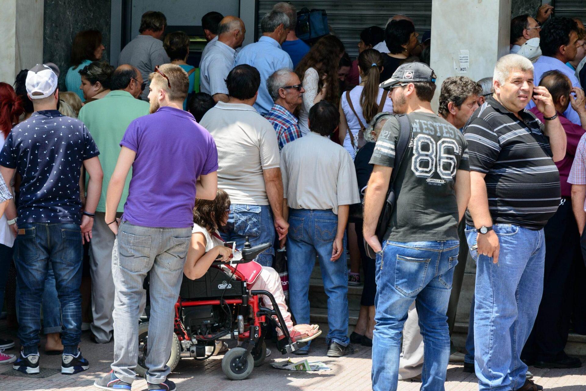 Ένας χρόνος capital controls: Χάθηκαν 100 δισ. ευρώ, 26.000 τα λουκέτα