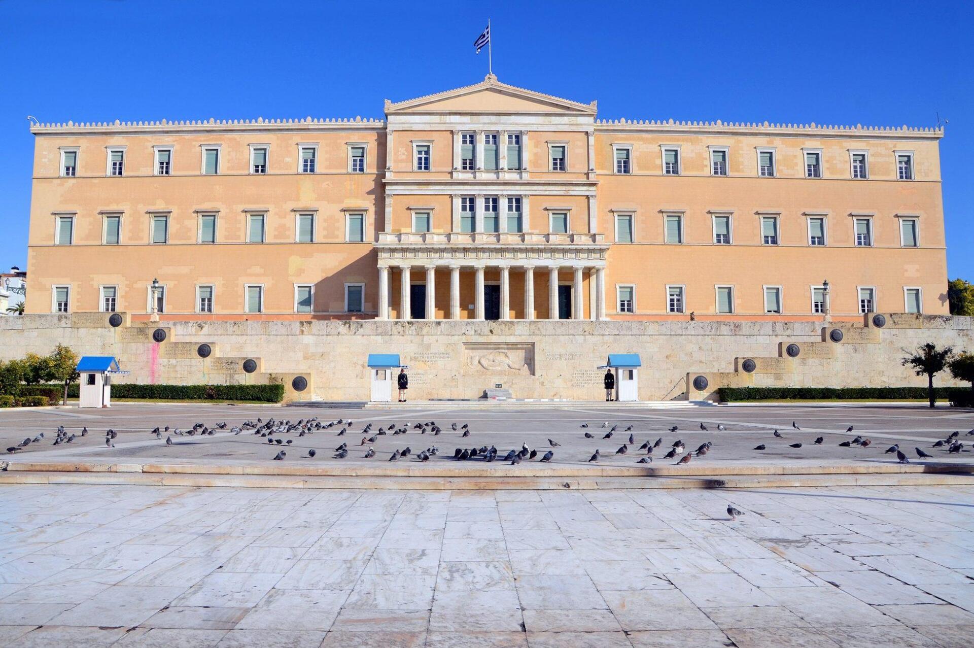 Δημοσκόπηση: Τo 67% των Ελλήνων συμφωνεί με την τροπολογία της κυβέρνησης για τις offshore