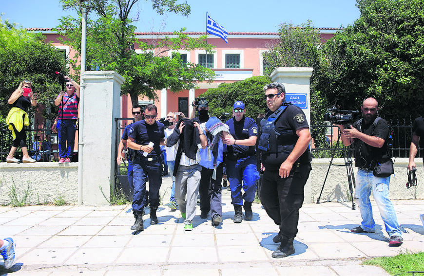 «Καυτή πατάτα» αλά Οτσαλάν η υπόθεση των «8»