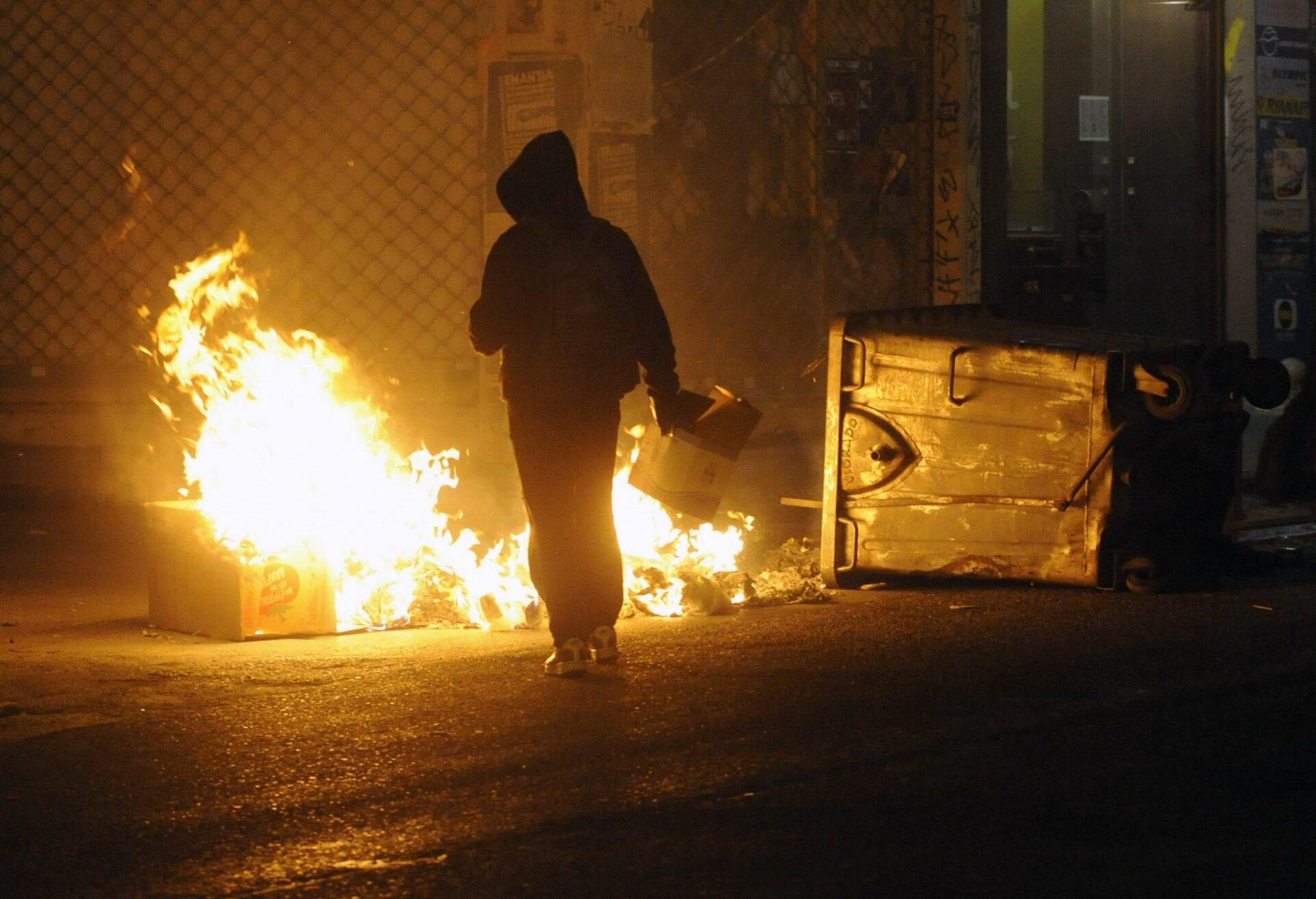 Επιθέσεις με μολότοφ σε διμοιρίες των ΜΑΤ στα Εξάρχεια