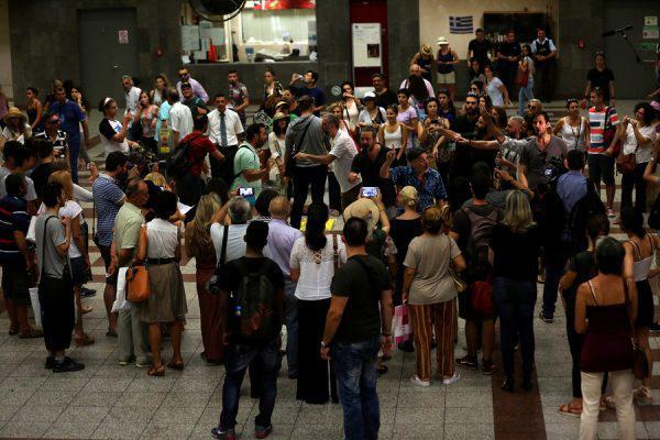 Çèïðïéïß ôïõ Åèíéêïý ÈåÜôñïõ ðáñïõóéÜæïõí óôï åðéâáôéêü êïéíü ôïõ Ìåôñü óôçí ðëáôåßá ÓõíôÜãìáôïò ìÝñïò ôïõ Ýñãïõ Ïéäßðïõò Ôýñáííïò ôïõ ÓïöïêëÞ, ÁèÞíá ÐÝìðôç 14 Éïõëßïõ 2016. Ôï åñãü èá ðáé÷èåß óôï èÝáôñï ôçò Åðéäáýñïõ óôéò 29 êáé 30 Éïõëßïõ óå óêçíïèåóßá Ñßìáò Ôïýìéíáò. ÁÐÅ-ÌÐÅ/ÁÐÅ-ÌÐÅ/ÏÑÅÓÔÇÓ ÐÁÍÁÃÉÙÔÏÕ