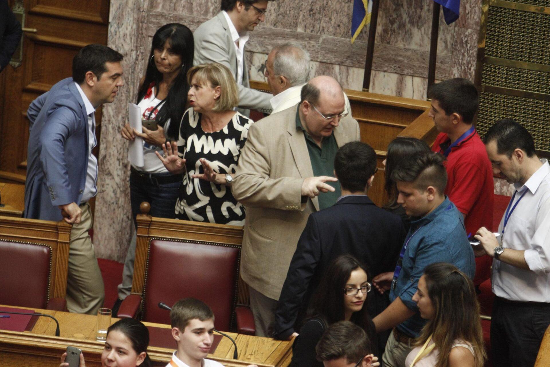 Βουλή των Εφήβων: Επίθεση μαθητών σε Φίλη για Αρχαία, παρελάσεις και θρησκευτικά [βίντεο]
