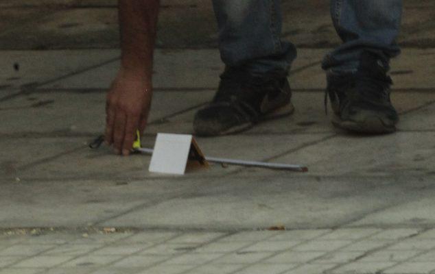 Óå Öáñ ÏõÝóô ìåôáôñÜðçêå ôï êÝíôñï ôçò ÁèÞíáò, üôáí Ýíáò áëëïäáðüò Ýâãáëå ôï ðåñßóôñïöï êáé Üñ÷éóå íá ðõñïâïëåß áäéáêñßôùò ôñáõìáôßæïíôáò ôñßá Üôïìá, åê ôùí ïðïßùí ôï Ýíá èáíÜóéìá. ¼ëá óõíÝâçóáí óôéò ôÝóóåñéò êáé ìéóÞ, ìå ôïõò êáôáóôçìáôÜñ÷åò êáé ôïõò ðåñáóôéêïýò óôç óõìâïëÞ ôùí ïäü ÆÞíùíïò êáé Êïõìïõíäñïýñïõ íá ôñÝ÷ïõí íá óùèïýí áðü ôïõò ðõñïâïëéóìïýò ôïõ Iñáêéíïý. Ï êáõãÜò îåêßíçóå ìåôÜ ôï äéáðëçêôéóìü ðïõ åß÷å ìå ìéá ðùëÞôñéá êáôáóôÞìáôïò ï Éñáêéíüò, êáèþò áñêåôÝò öïñÝò óôï êáôÜóôçìá ðïõ äïýëåõå ç êïðÝëá åß÷å äçìéïõñãÞóåé óùñåßá ðñïâëçìÜôùí. Ôïí áëëïäáðü ðñïóðÜèçóå óÞìåñá íá ôïí êáèçóõ÷Üóåé ï éäéïêôÞôçò ôïõ êáôáóôÞìáôïò áëëÜ êé Ýíáò óõíåñãÜôçò ôïõ. Ï Éñáêéíüò üìùò, ï ïðïßïò áñ÷éêÜ ìåôÜ ôéò ðáñáôçñÞóåéò ôïõ éäéïêôÞôç êáé ôïõ óõíåñãÜôç ôïõ áðï÷ùñÞóåé áðï ôï óçìåßï, åðÝóôñåøå ëßãç þñá áñãüôåñá ìå óôü÷ï íá äçìéïõñãÞóåé êáé ðÜëé ðñüâëçìá. Ï óõíåñãÜôçò ôïõ éäéïêôÞôç ðñïóðÜèçóå êáé ðÜëé íá ôïí çñåìÞóåé üìùò ï Éñáêéíüò Þôáí áðïöáóéóìÝíïò íá óêïôþóåé üðùò ëÝíå êáé óôï protothema.gr áõôüðôåò ìÜñôõñåò. ¸âãáëå ôï ðåñßóôñïöï êáé ðõñïâüëçóå åíáíôßïí ôïõ óõíåñãÜôç ôïõ éäéïêôÞôç ôñáõìáôßæïíôáò ôïí èáíÜóéìá óôçí êïéëéáêÞ ÷þñá. Ï áëëïäáðüò ìåôáöÝñèçêå óôïí Åõáããåëéóìü üðïõ ðáñÜ ôéò ðñïóðÜèåéåò ôùí ãéáôñþí êáôÝëçîå. Áðü ôéò åðôÜ óöáßñåò üìùò ðïõ Ýñéîå ôñáõìáôßóôçêáí áëëÜ äõï Üôïìá åê ôùí ïðïßùí ôï Ýíá åñãÜæåôáé óôçí ðåñéï÷Þ åíþ ôï Üëëï Þôáí Ýíáò ðåñáóôéêüò. Ïé äýï Üíäñåò ôñáõìáôßóôçêáí óôï ãüíáôï êáé óôïí áóôñÜãáëï áíôéóôïß÷ùò. --ÖÙÔÏ ×ÑÇÓÔÏÓ ÌÐÏÍÇÓ//EUROKINISSI