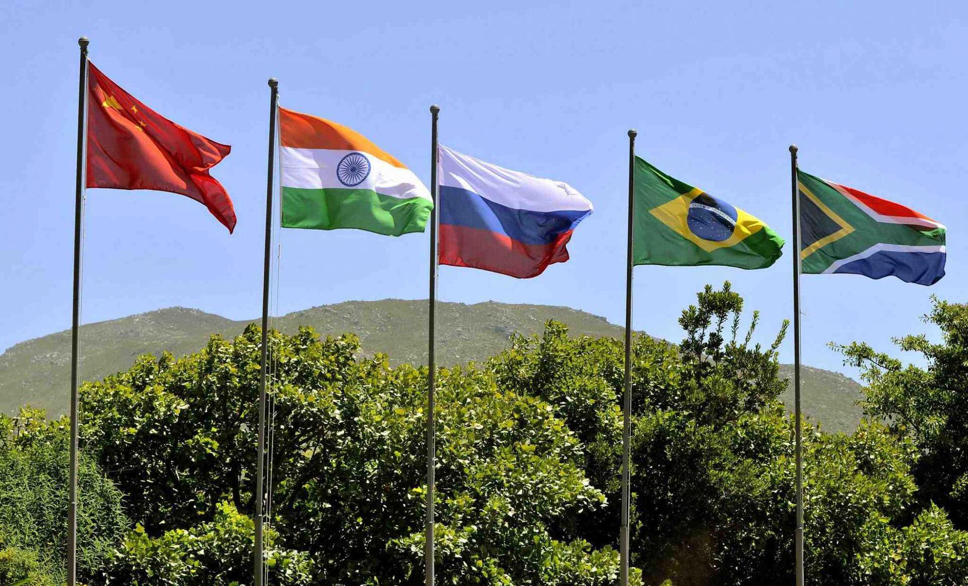 Λευκοί πρόσφυγες στις ΗΠΑ και… ιστορίες για BRICS