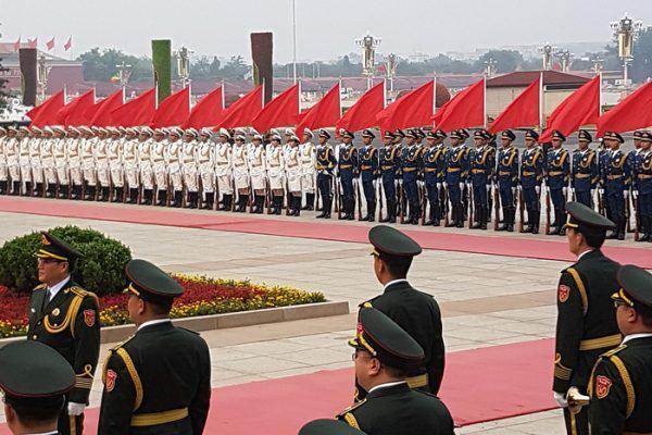 Τιμητικό άγημα στην πλατεία Τιεναμέν κατά την διάρκεια της τελετής υποδοχής του πρωθυπουργού Αλέξη Τσίπρα, μπροστά από το λαϊκό κογκρέσο, Δευτέρα 4 Ιουλίου 2016. ΑΠΕ-ΜΠΕ/ΑΠΕ-ΜΠΕ/STR